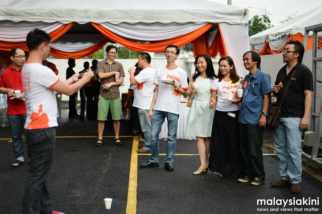One group photo with the people behind Malaysiakini!