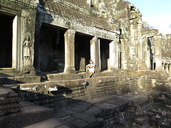 Seul... à Angkor <a style="margin-left:10px; font-size:0.8em;" href="http://www.flickr.com/photos/83080376@N03/16043565425/" target="_blank">@flickr</a>
