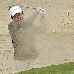 安倍総理、沖縄県知事に会うよりゴルフです...
