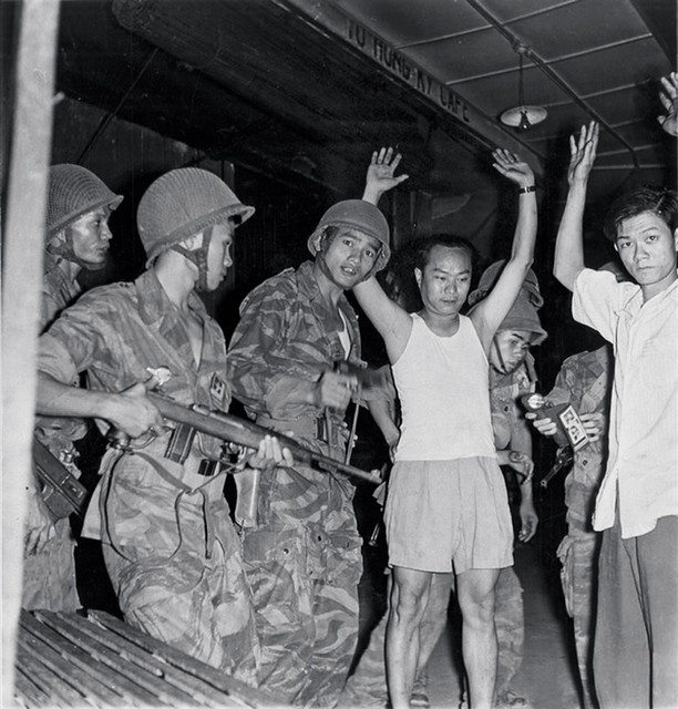 A Saigon, capture de prisonniers du groupe Binh Xuyen, en mars 1955. Les photos sont signées Jacques Chancel, c’est son premier reportage pour Paris Match.