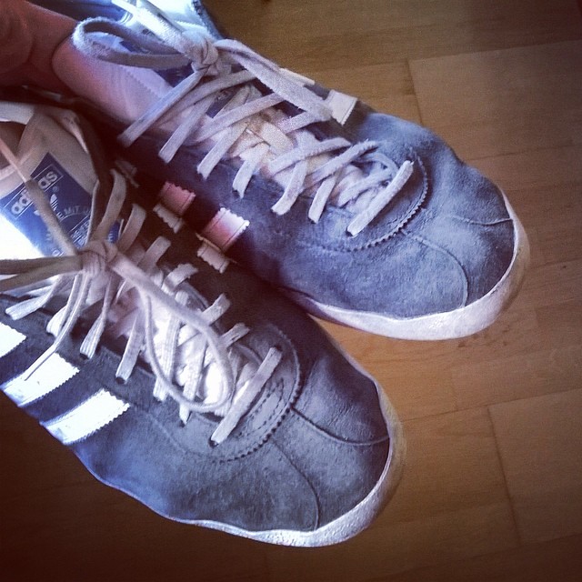 Hoy mis viejas #adidas cumplen 2 años y me parece que ha llegado el momento de jubilarlas.   #gazelle #ilovemyadidas #adiporn #sneakers #footwear #originals #3stripes #threestripes #gazelleog #adidasoriginals