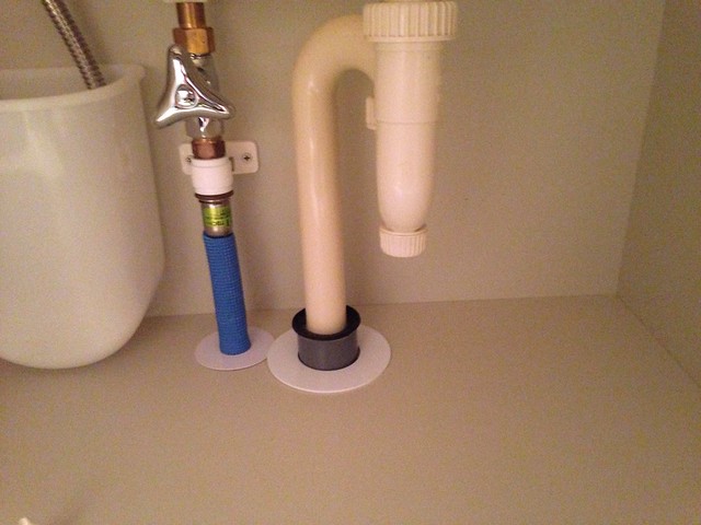 洗面台の下にある洗面排水管接続部。普通こ...