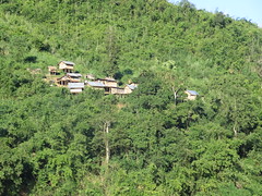 Villages sur pilotis dans la montagne <a style="margin-left:10px; font-size:0.8em;" href="http://www.flickr.com/photos/83080376@N03/15672491319/" target="_blank">@flickr</a>