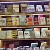 Livraria Martins Fontes.  A vontade era ter capacidade mental de devorar essa vitrine inteira numa semana! Um livro mais fantástico que outro.  O Capital Thomas #Piketty ja está em minha lista.  #wishlist #shelve #library #bookstore #saopaulo