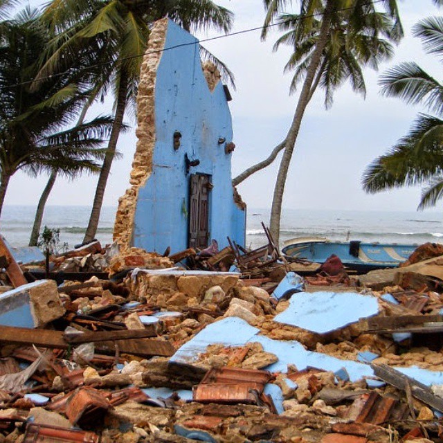 Tsunami: a tragédia vista por quem estava lá   Dez anos após o desastre natural de 26 de dezembro de 2004, leitores da BBC enviaram fotos da destruição causada.   Na ocasião, um terremoto de 9.1 de magnitude provocou ondas gigantes que atingiram vários pa