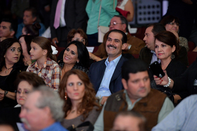 Guillermo Padrés acompañado por su esposa Iveth Dagnino en el Concierto Navideño de la orquesta Esperanza Azteca Sonora.