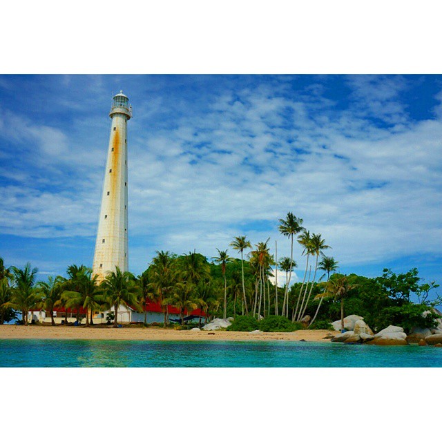 Mercusuar di Pulau Lengkuas ini sudah berdiri tegak sejak 1882. Kita bisa menikmati keindahan pulau ini dengan menaiki 313 anak tangga sampai ke atas mercusuar.  #belitung #indonesia #beach #island #panorama #holiday #lighthouse #amazing #beautiful #wonde
