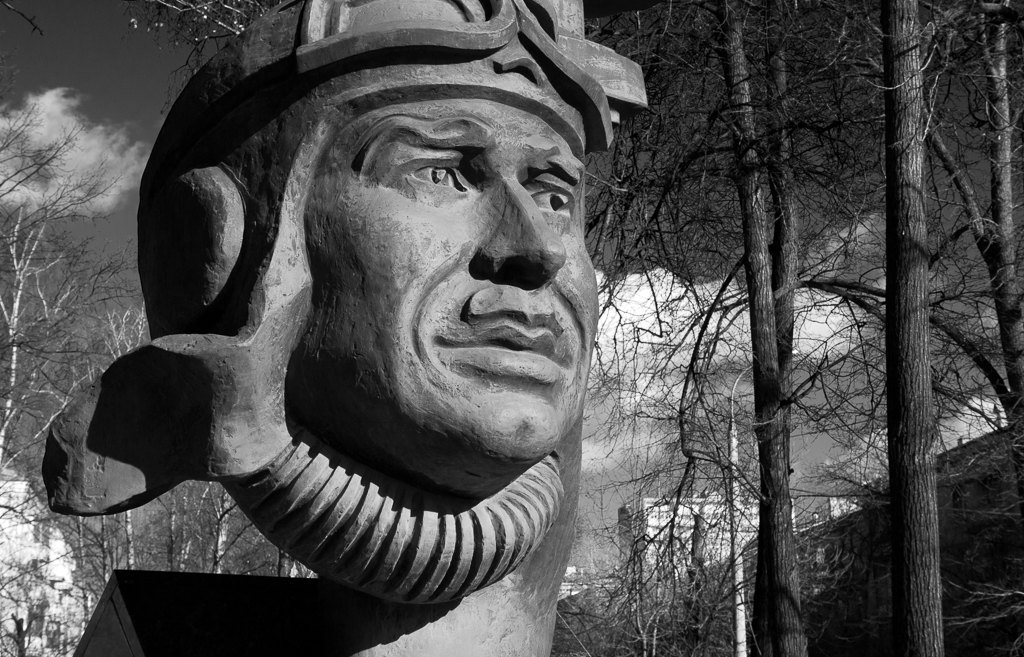 :     / Monument to a Soviet polar aviator Mikhail Babushkin