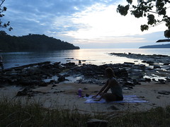 Notre séance de yoga face au coucher de soleil <a style="margin-left:10px; font-size:0.8em;" href="http://www.flickr.com/photos/83080376@N03/16006606489/" target="_blank">@flickr</a>