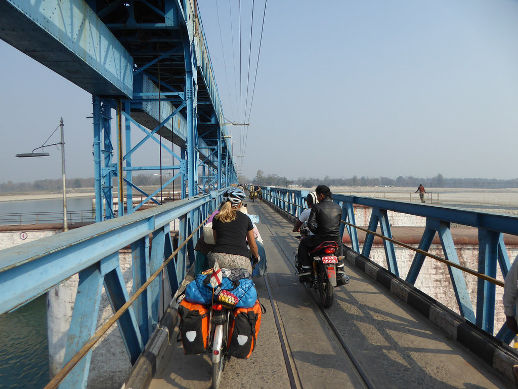 Crossing the dam into Nepal