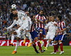 El defensa del Real Madrid Sergio Ramos cabecea el balón