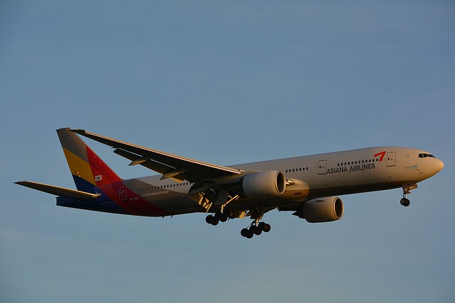 HL7700 ASIANA AIRLINES Boeing 777-28E(ER) at London Heathrow