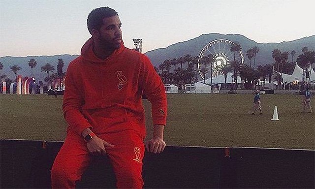 Drake shows up at Coachella wearing an #Apple Watch.