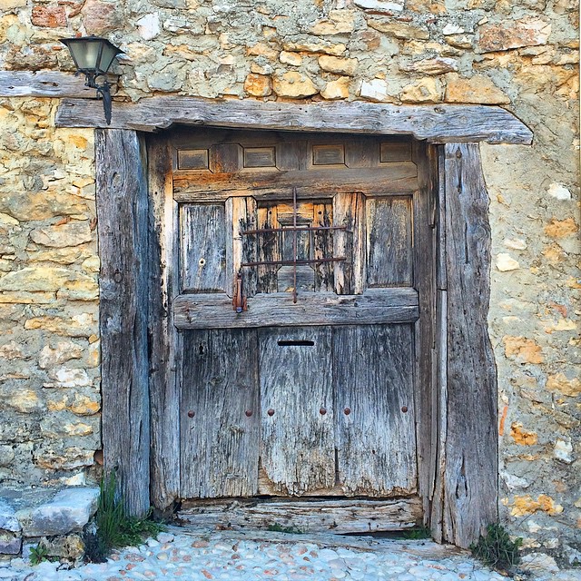 Model de porta amb espiell, a Catalañazor. pobles on el temps es relenteix