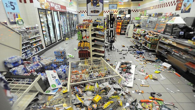 Un 7-Eleven saqueado en la calle St. Paul. (Jerry Jackson, Baltimore Sun)