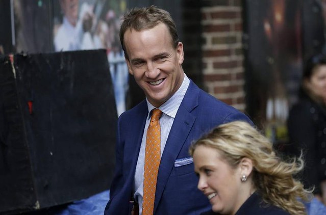 El mariscal de los Broncos de Denver, Peyton Manning, llega para el episodio final del Late Show with David Letterman ayer miércoles, en Nueva York. (EFE)