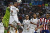 El defensa del Real Madrid Sergio Ramos y el portero del equipo, Iker Casillas, intentan despejar el balón, durante el partido de vuelta