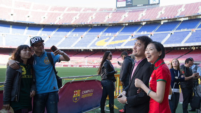!Francisco Javier Fernandez¡ Te imaginas vivir la luna de miel en el Camp Nou? Descubre la historia de estas dos parejas chinas
