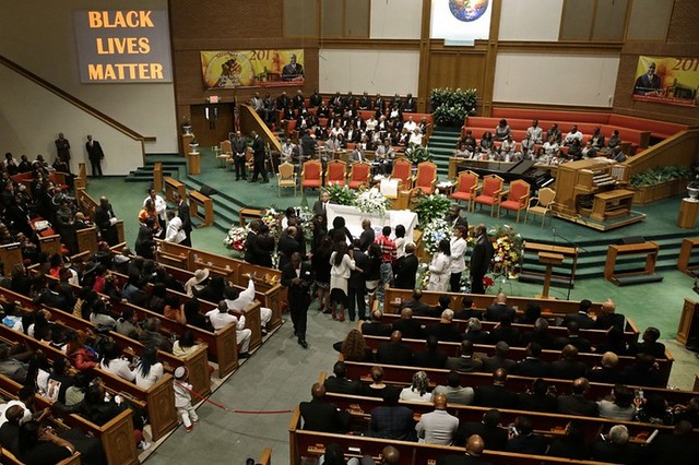 Familiares y amigos de FREDDIE GRAY en los oficios religiosos de cuerpo presente en la iglesia bautista New Shiloh en Baltimore. (Patrick Semansky / Associated Press)