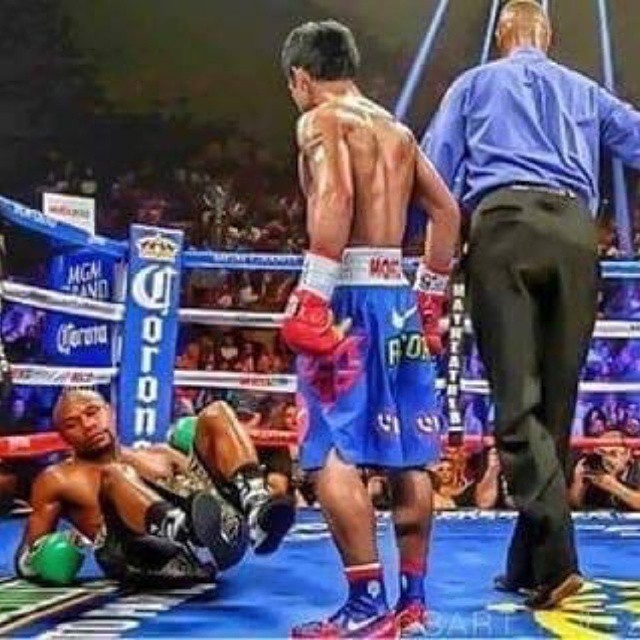 Ohhhh sshhhhhh.. He didnt see that one coming. 😂😂😂😂😂Is that whats going to happen tonight?#Mayweather or #Pacquiao? #Manny #boxing