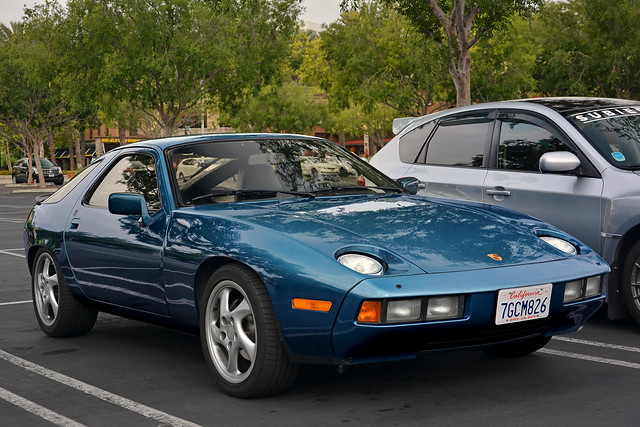 blue porsche coupe 928