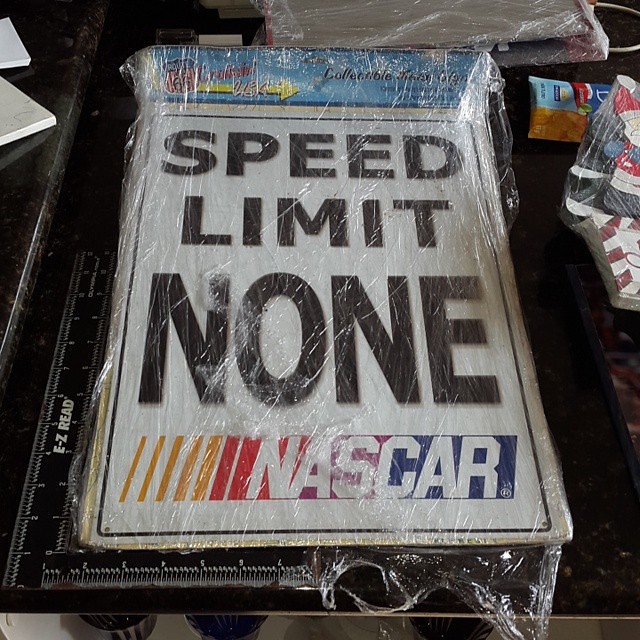 Salvaged priced at 5.000 colones.. Regular price $30 usd. Pick.up #1 Los prados DE San juan. Sarchi Today cash.  It is worth trip. We have over 5000 items for a total liquidation. Bring cash. New nascar brand metal sign from usa showroom display sample.