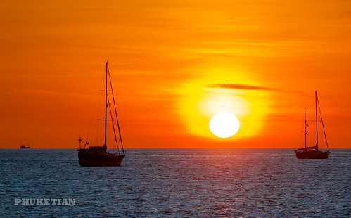 Sunset with yachts & catamarans on Nai Harn beach, Phuket, Thaialnd           XOKA0327b2s ©  Phuket@photographer.net