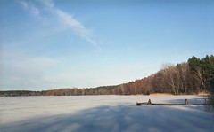 Скованное льдом озеро / Frozen lake