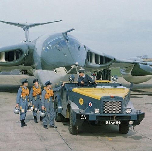 A Sentinel 4x4 RAF towing truck towing a Handley Page Victor B.2 ©  Robert Sullivan