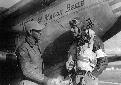 Lee Archer right and a crew chief of the 302nd fighter squadron in Ramitelli, Italy 1944. ©  Robert Sullivan