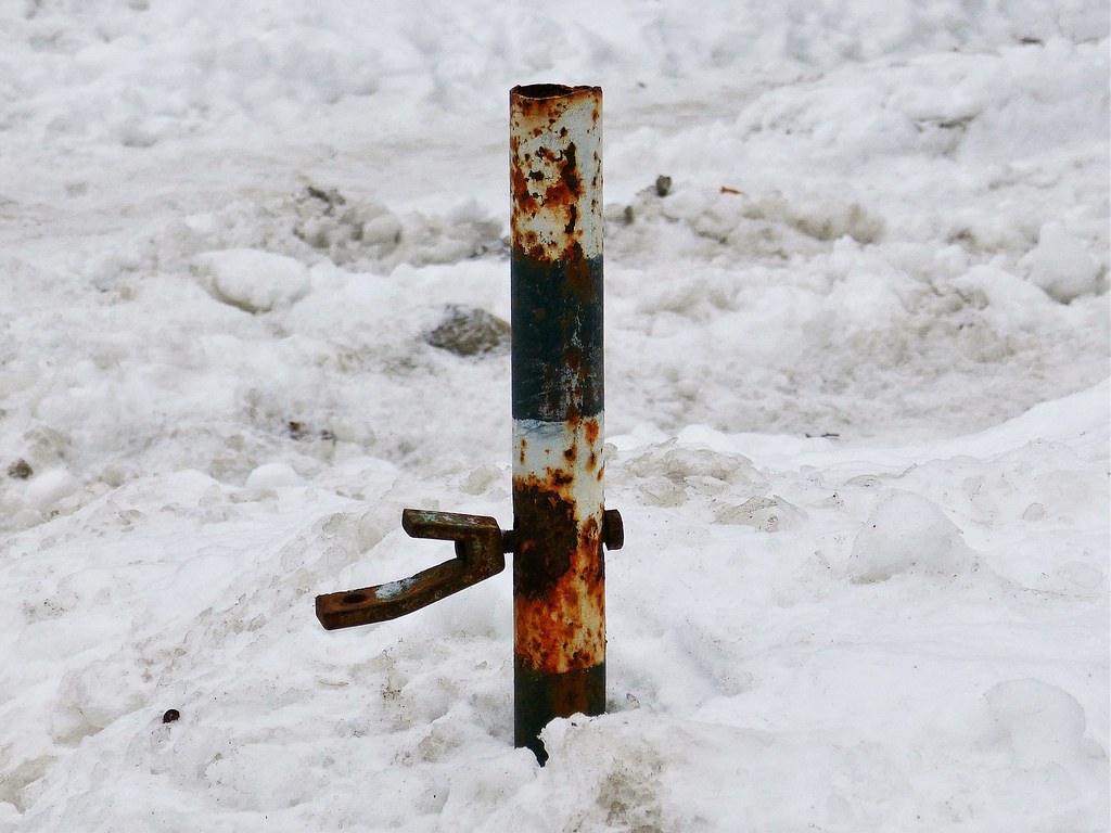 : Snow. Rust. Minimalism