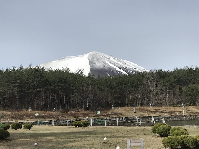 冠雪の浅間山軽井沢に来ると、浅間山の存在...