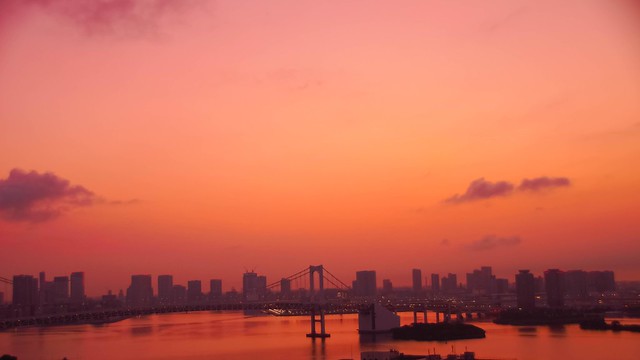 朝やけに染まる東京ベイもまた美しい
