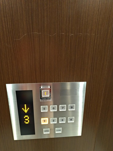 東Ｅ棟のエレベーターに傷を付けた人は誰で...