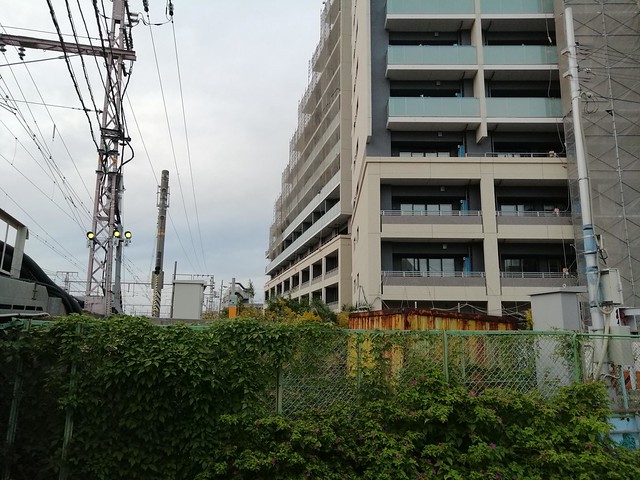 塚本駅信号扱所からB棟を撮影しました線路...