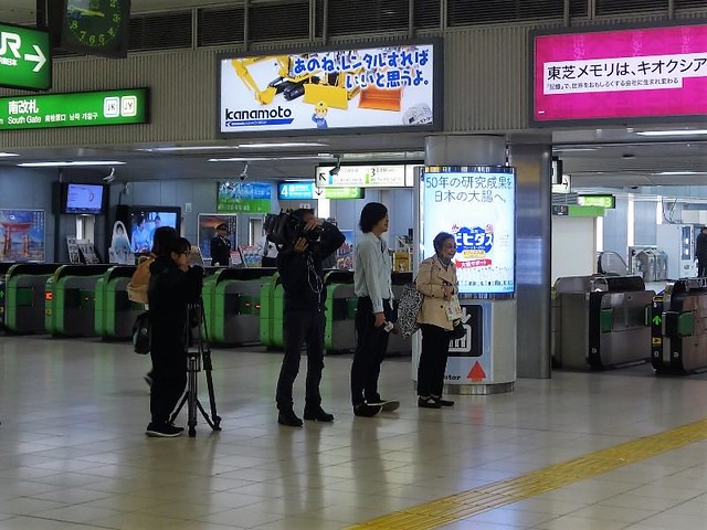 田町駅の改札は、テレビ局のクルーが取材中...