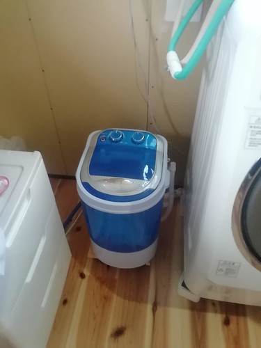 次に横にある 小さい安物の洗濯機 オシメ...