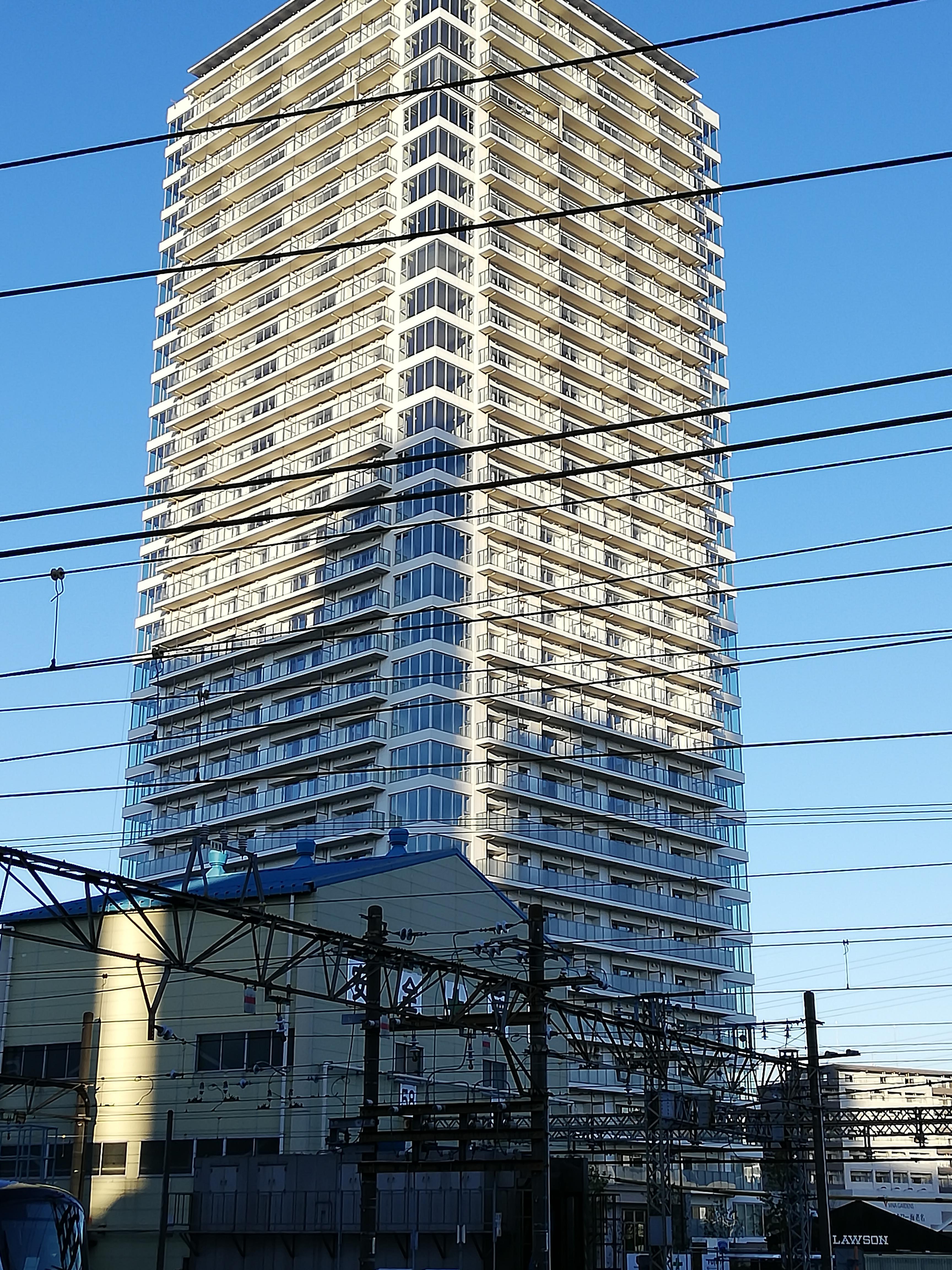 小田急線ホームから撮ってみました。ドーン...