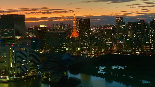 そしてまた、夕暮れ時の東京タワーは、また...