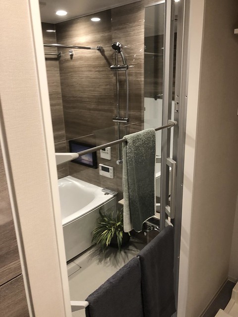 浴室透明ガラスドア。