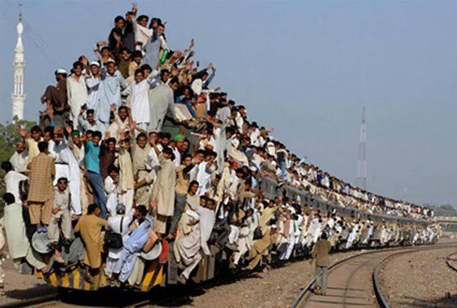インドの電車事情w電車の屋根にもインド人...