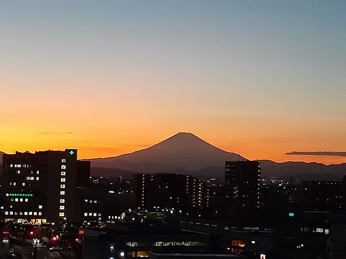 住戸から撮影した夕焼けに染まった富士山と...