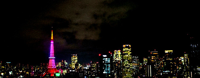 東京タワーは、ピンク&レッドでバ...