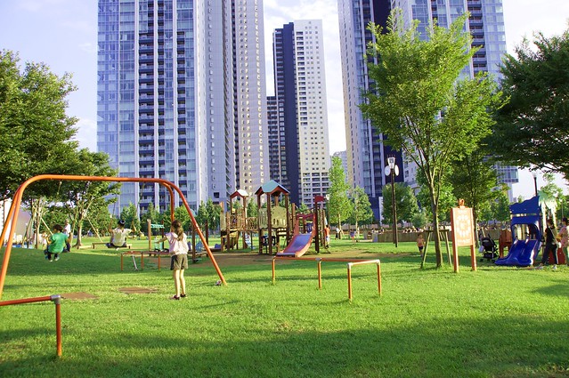 マンションの公開空地と港区立の公園が直結...