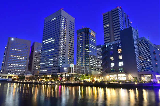 東京では当たり前の乾いたビル群の景色も水...