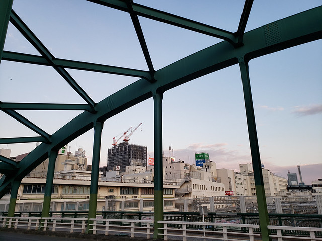 大栄橋から大門の再開発ビル手前線路横のビ...