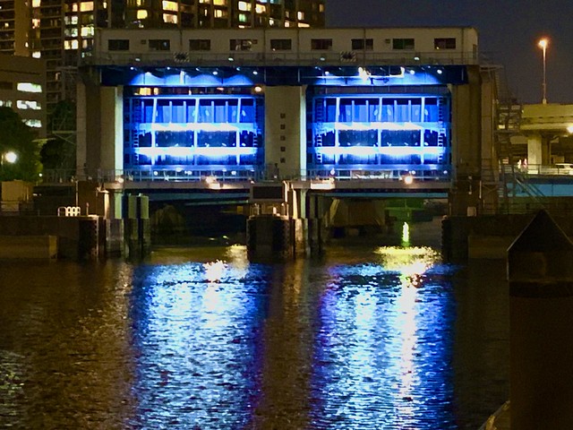 東京都の企画で水門のライトアップも始まり...