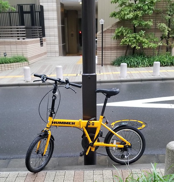 この自転車の路上駐輪。タチ悪いね