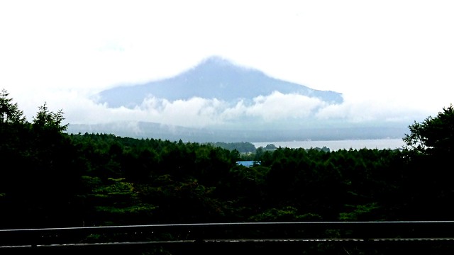 山中湖に来ています。雲にかかった富士山も...