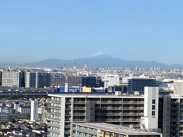 富士山はイケアの上あたりです。富士山とス...